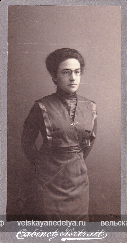 На фото - Ижболдина Мария Дмитриевна –  с 1913 г. начальница Вельской женской гимназии. Фото 1911 г. Из фондов музея.