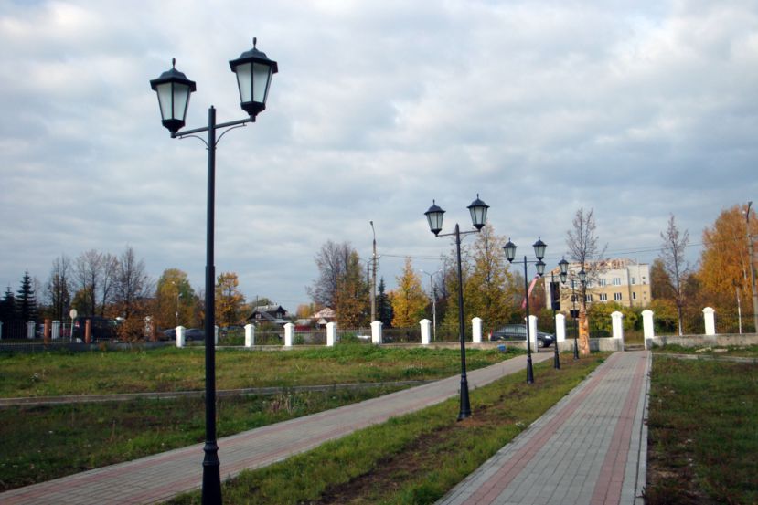 Администрация города почти полностью обновила освещение в Летнем парке, что у часовни Кирилла Вельского