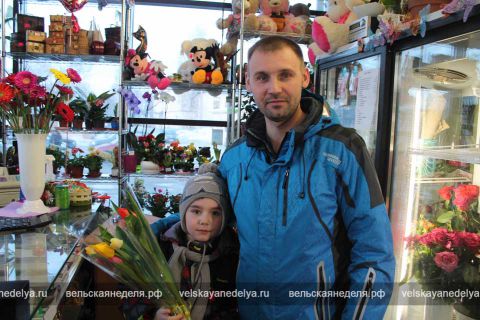 Юрий с сыном Сергеем купили букеты для бабушки, тёщи и сестры жены, а букет для их мамы уже лежит в машине